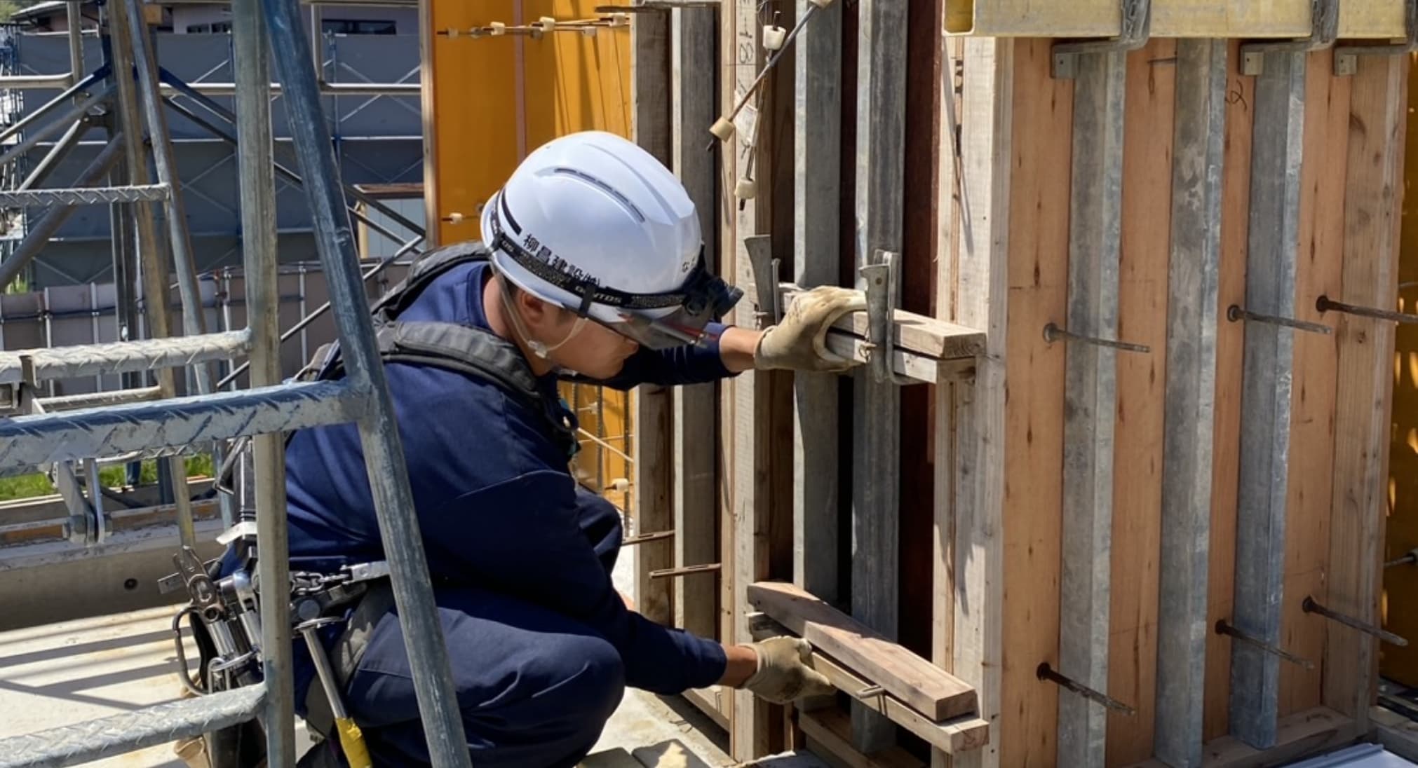大きな建物を、ミリ単位で組む。